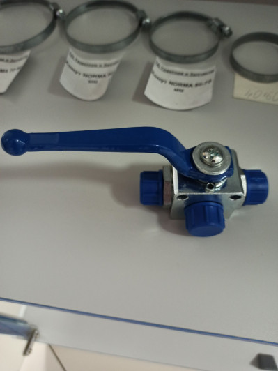 Кран гидравлический S24xS24xS24 (трёхходовый)